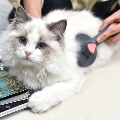 Self-cleaning pet comb with ergonomic handle