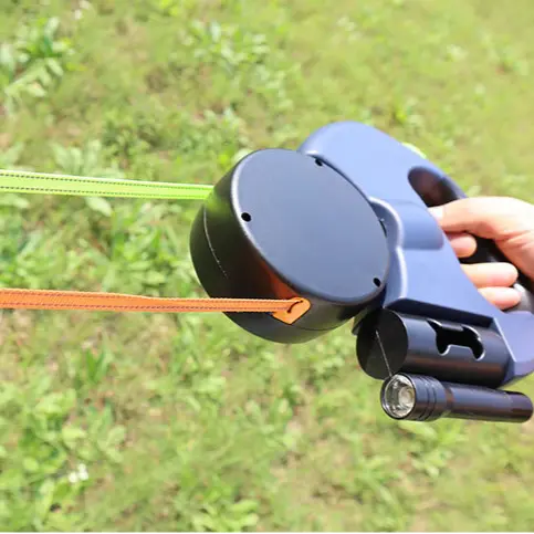 Smooth retractable leash for two dogs, ideal for small and medium breeds