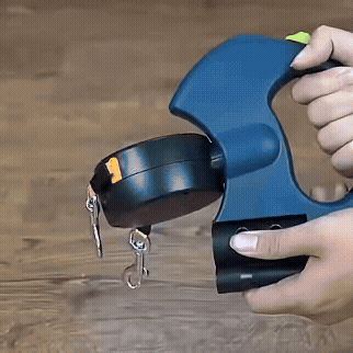 Dual leash allowing simultaneous walking of two dogs without tangling