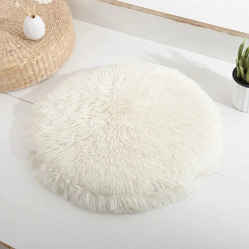 Fluffy white pet cushion for cats and dogs