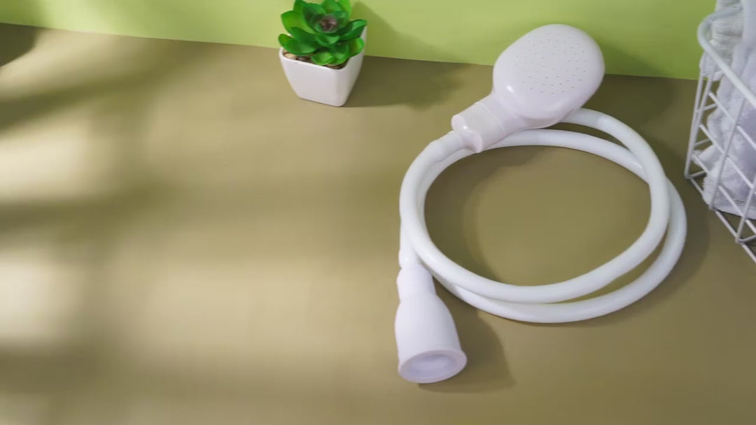 Soft water spray for pets to ensure a stress-free and thorough bath